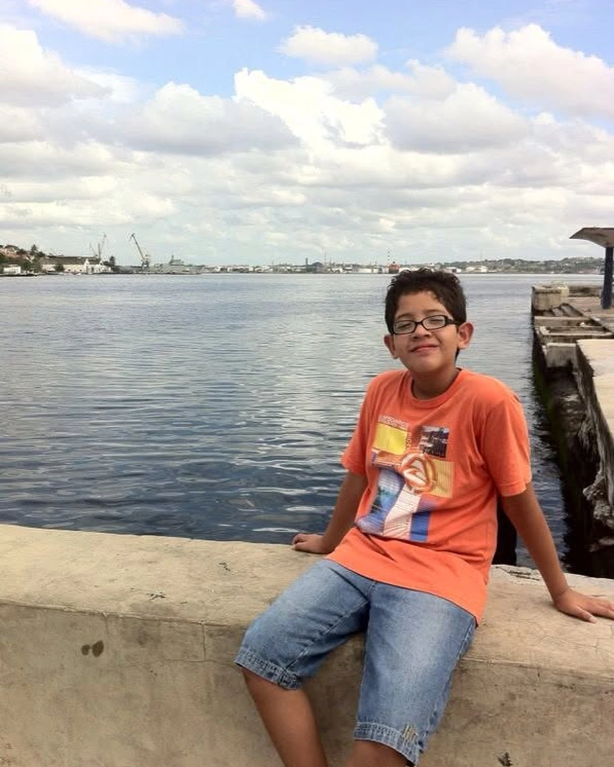 Mateo a los once años sentado frente al agua